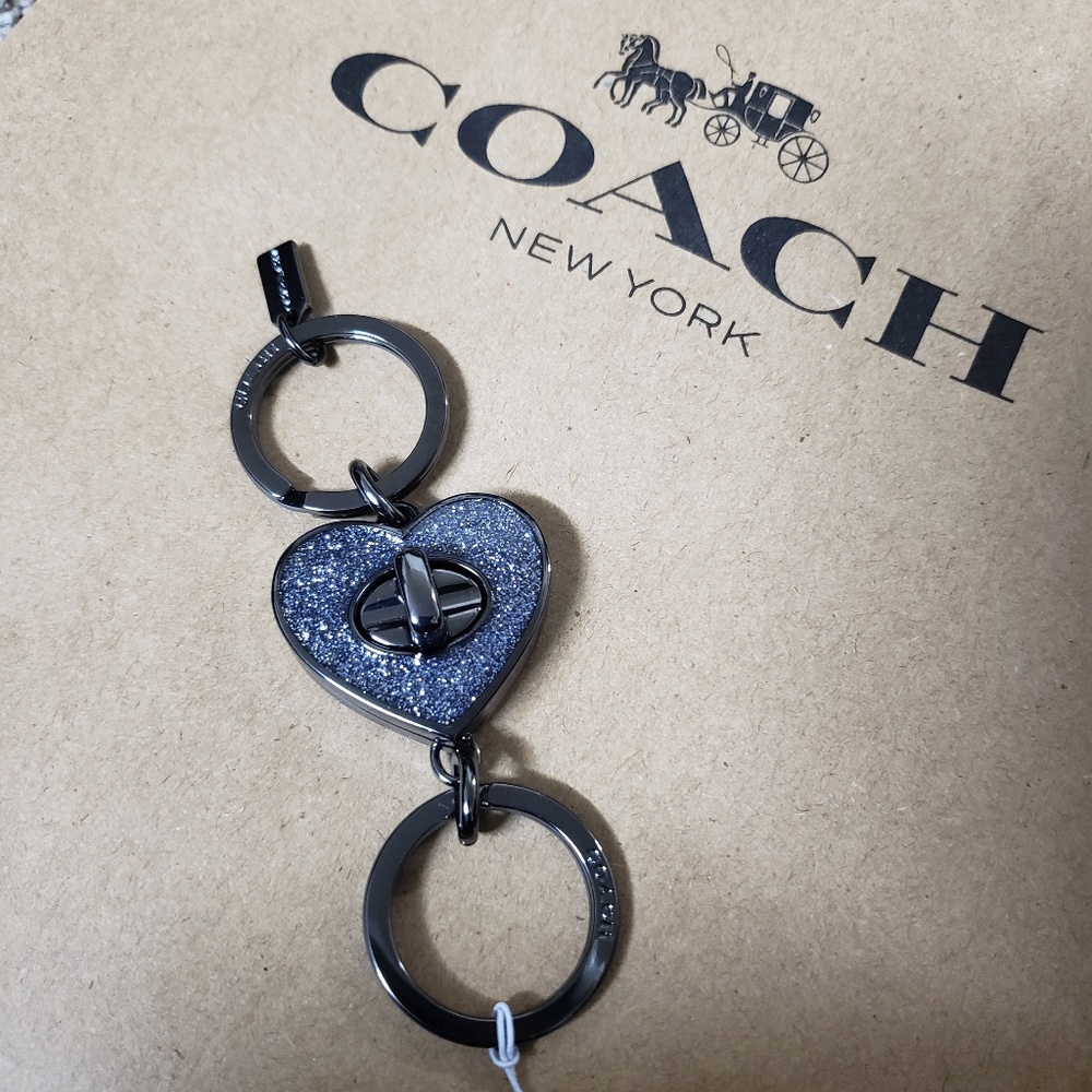 COACH TURNLOCK HEART KEY RING.